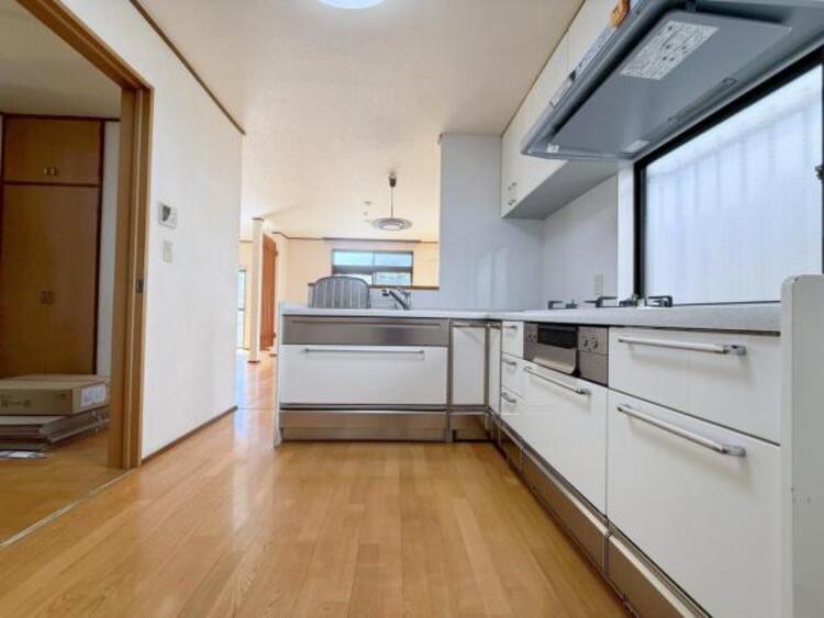 キッチン リビングダイニングが見渡せるカウンターキッチン！　お料理をする人も開放感が心地いいです。 