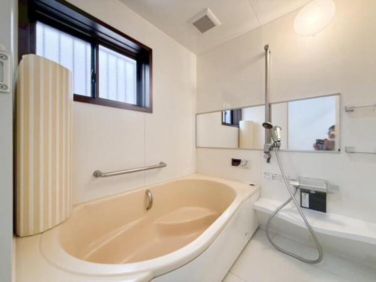 風呂 ゆったりと寛げる広々バスで足を伸ばしてリラックス。　最新のユニットバスは設備も充実です。 