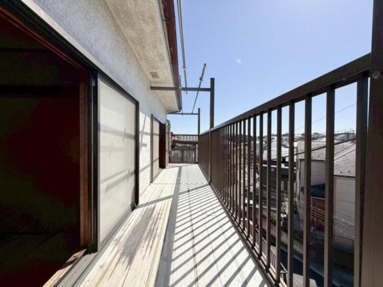 バルコニー 太陽の光と爽やかな風を受けられるバルコニーです。太陽の匂いを感じられそうです！ 