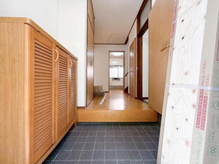 その他 明るく広い玄関には収納力に優れたシューズボックス。　靴をスッキリと整頓することができます。 