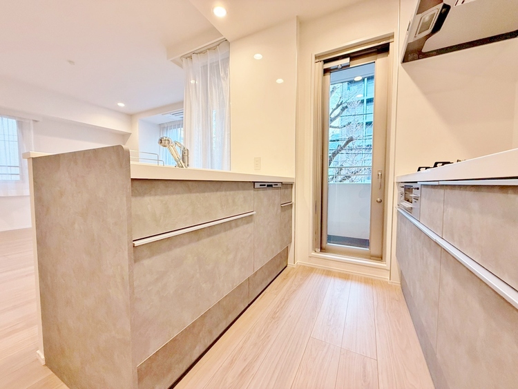 キッチン スマートな意匠と充実の機能を備えたキッチンが、暮らしにおいしい彩りを添えます。