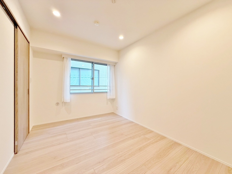 寝室 ベッドも十分に設置するスペースがあります。