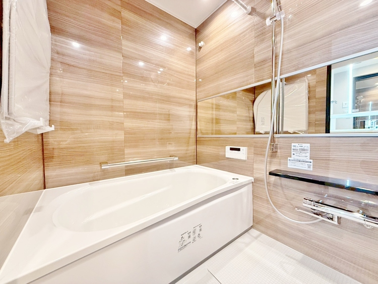 風呂 一日の疲れを癒すバスルームは、心地よいリラックスを叶える清潔感溢れる空間です。