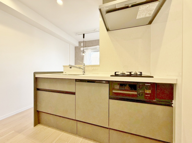 キッチン スマートな意匠と充実の機能を備えたキッチンが、暮らしにおいしい彩りを添えます。