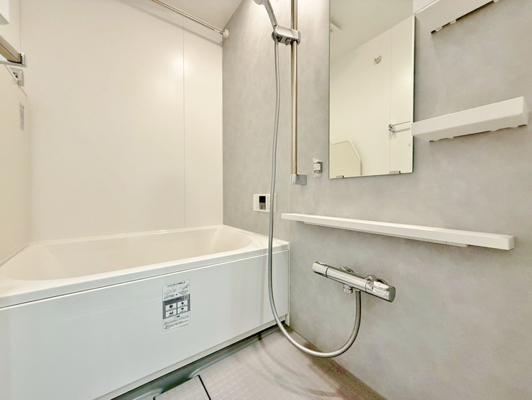 風呂 一日の疲れを癒すバスルームは、心地よいリラックスを叶える清潔感溢れる空間です。