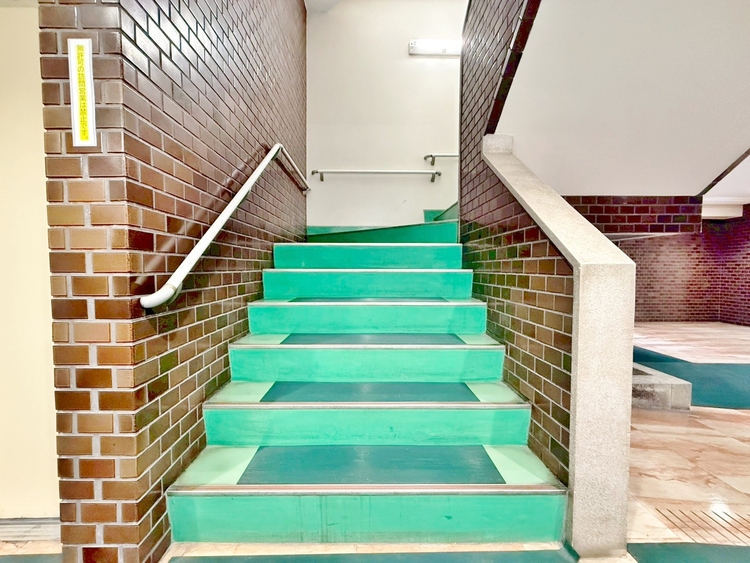 設備 落ち着いた雰囲気の階段。手すりも常設しているので、ゆったりお使いになれます。