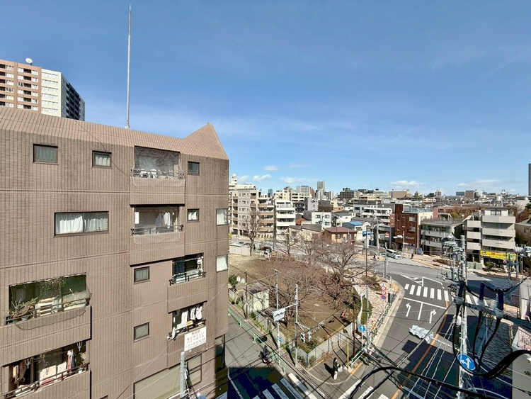 バルコニー 窓を開けると広がる青空。心をリフレッシュして日々を過ごしていきましょう。