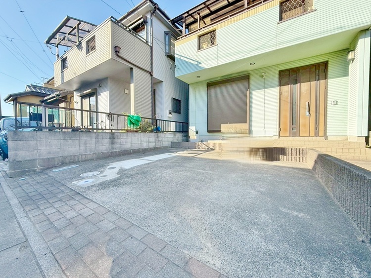 駐車場 本物件の駐車スペースです。車種制限のある場合もございますので、お気軽にお問い合わせくださいませ。