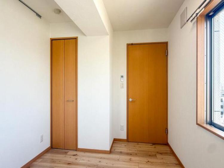 内装 家族個々の安らぎの空間。誰もが好みで飾れるシンプルな室内に仕上げてあります。