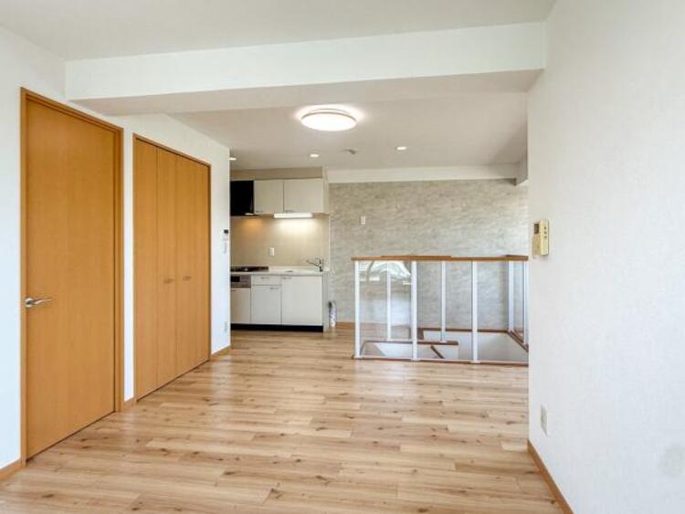 居間 ここにはみんなが集い、食事と楽しい会話が始まる。そんな束の間の幸せを感じさせてくれる場所です。