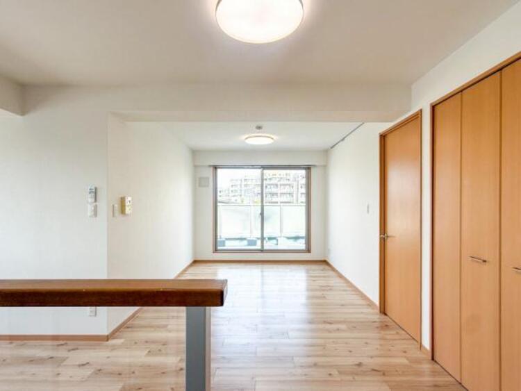 居間 ゆったりとしたリビングです。明るさと風が入る窓配置が安らげる空間を演出します。