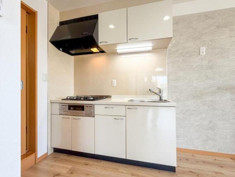 キッチン 焼いたり煮たりと一度にたくさんのお料理を作ることが出来る便利な３口コンロが付いたシステムキッチンは、豊富な収納付きです。