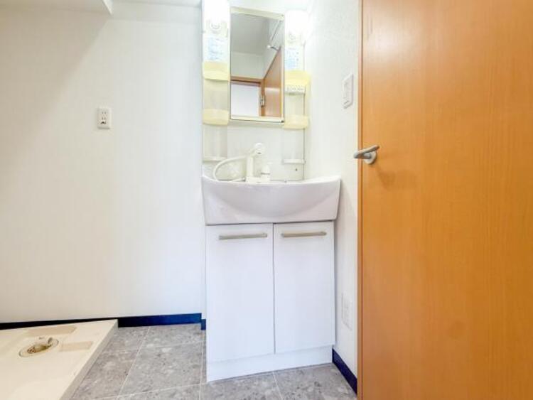 洗面 使い勝手の良い洗面台で、朝の準備もスムーズにこなせます。