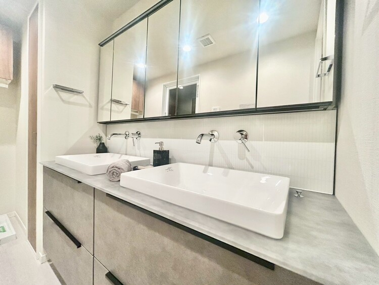 その他 清潔感を感じられる洗面化粧台。