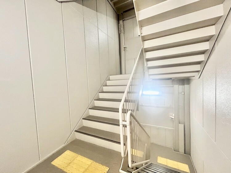 その他 共用部の階段です。明るく清潔に管理されています。
