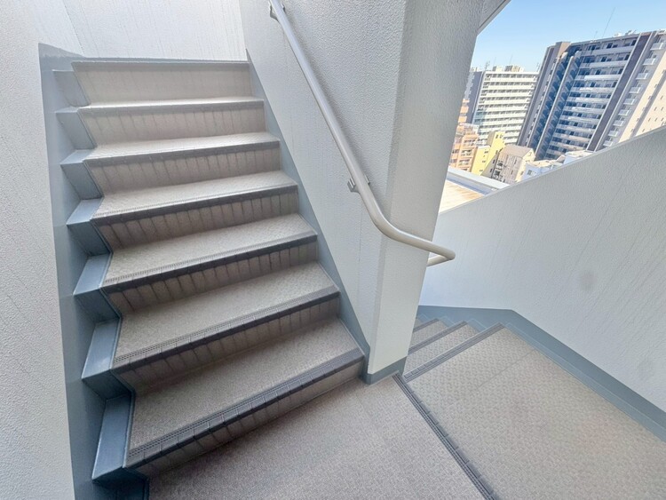 その他 共用部の階段です。明るく清潔に管理されています。