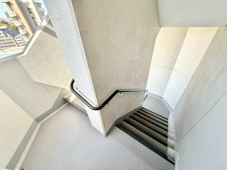 その他 共用部の階段です。明るく清潔に管理されています。