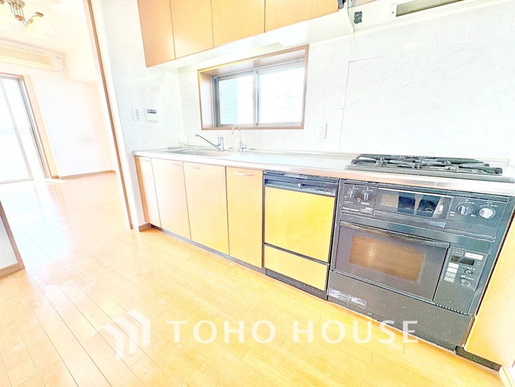 キッチン 【KITCHEN】◆ワクワク◆開放的で機能性も高いシステムキッチン。お子様は毎日のご飯にワクワク！