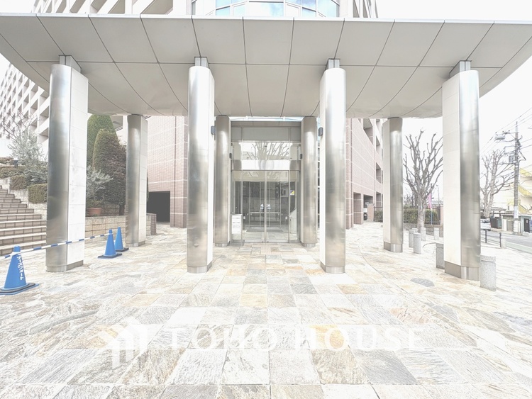 エントランス 【ENTRANCE】◆家族◆家で家族と過ごす時間は限られている。帰りを待つ家族の元へと急ぐときの弾む思い。そんな思いを引き立てる邸宅。