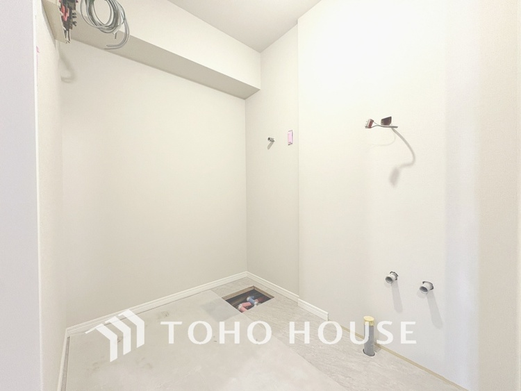 洗面 現在改装中◆快適◆煌びやかな暮らしの中にも忘れたくない快適さ。大きな収納が助けてくれます。