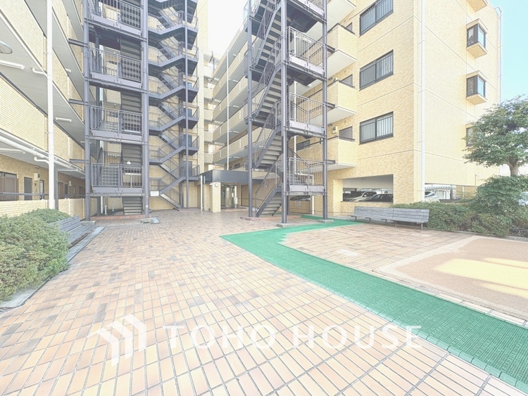 エントランス 【ENTRANCE】◆家族◆家で家族と過ごす時間は限られている。帰りを待つ家族の元へと急ぐときの弾む思い。そんな思いを引き立てる邸宅。