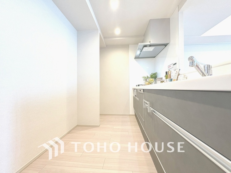 キッチン 【KITCHEN】◆ワクワク◆開放的で機能性も高いシステムキッチン。お子様は毎日のご飯にワクワク！