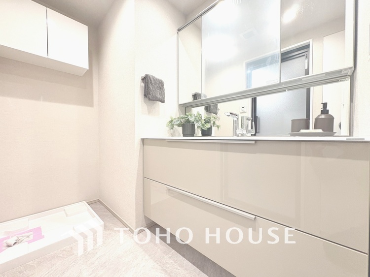 洗面 【WASHROOM】◆快適◆煌びやかな暮らしの中にも忘れたくない快適さ。大きな収納が助けてくれます。