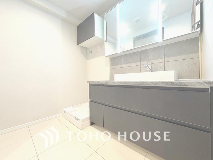 洗面 【WASHROOM】◆快適◆煌びやかな暮らしの中にも忘れたくない快適さ。大きな収納が助けてくれます。