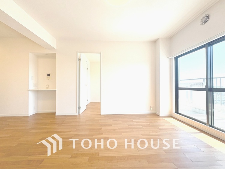 内装 【LIVING】◆眩い◆光が燦々と入り、家族の笑顔を照らす。「いつまでも続いて」と願う夢のような毎日がここにある。