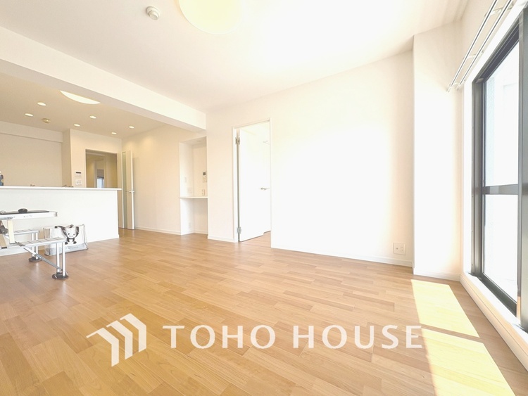 内装 【LIVING】◆陽光◆が差し込む。この開放的なLDKに家族の笑顔が集う。家族が一緒に過ごす空間は明るく、そして居心地よく。