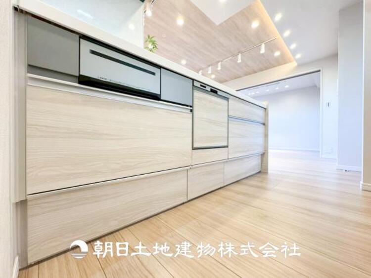 キッチン 【キッチン】住宅の主役でもあり、日常生活を過ごす上で重要な水回りでもあるからこそ機能性・デザイン性に拘りました。お掃除のしやすいシステムキッチンを設置しました。