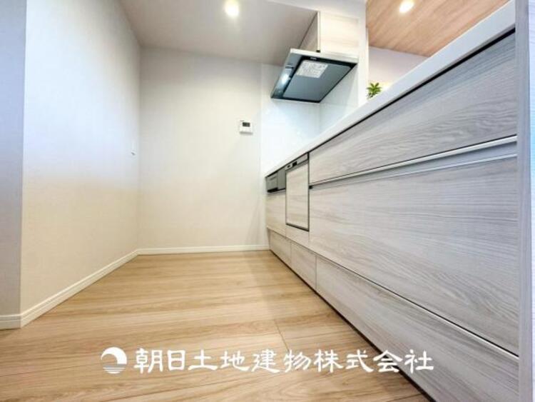 キッチン 【キッチン】仲良しなご夫婦、お子様、みんなでお料理ができる程の贅沢なスペースを実現したキッチンとなっております。みんなで作った料理を召し上がりながらの会話は盛り上がること間違いなしです。