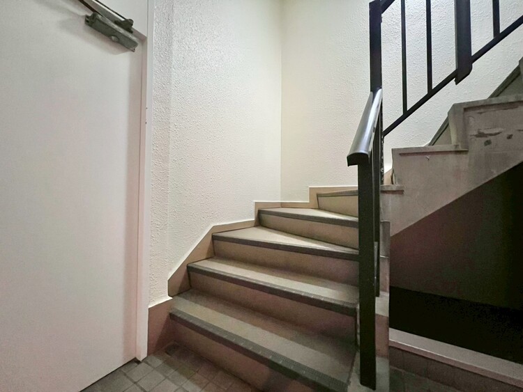 その他 共用部の階段です。明るく清潔に管理されています。