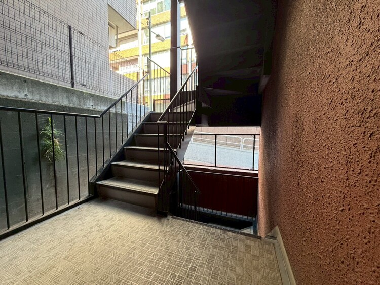 その他 共用部の階段です。明るく清潔に管理されています。