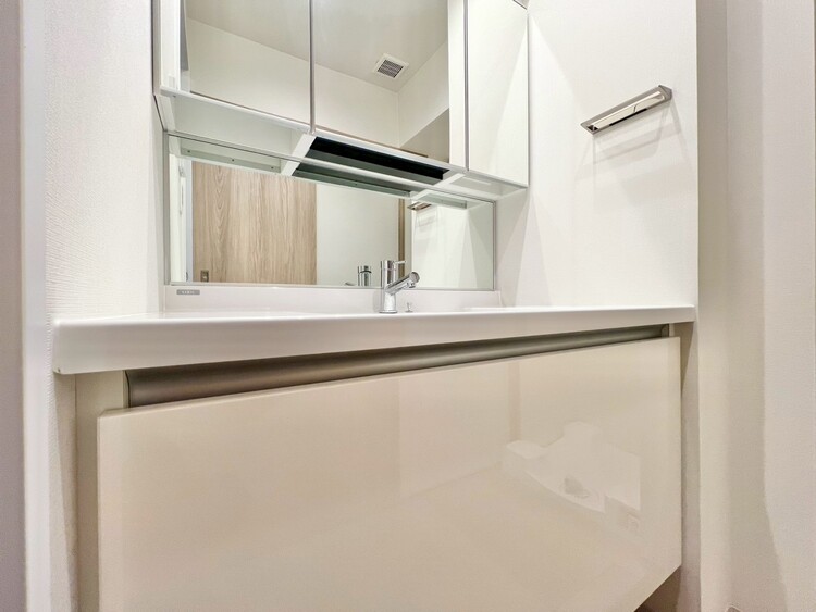 その他 清潔感を感じられる洗面化粧台。
