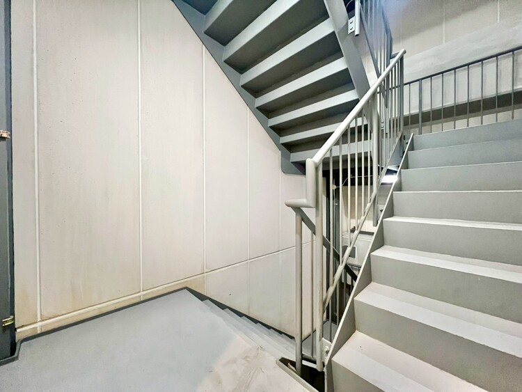 その他 共用部の階段です。明るく清潔に管理されています。