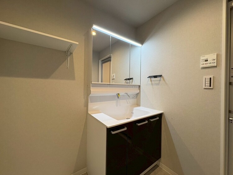 その他 清潔感を感じられる洗面化粧台。