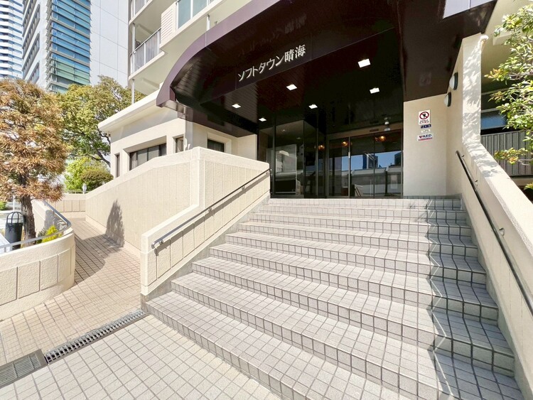 その他 上質感漂う玄関アプローチです。