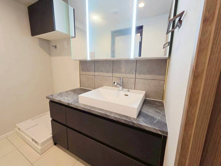 その他 清潔感を感じられる洗面化粧台。