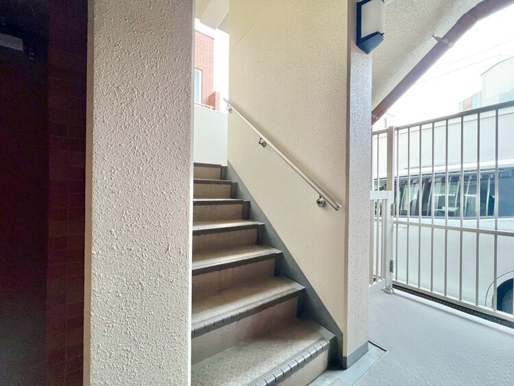 その他 共用部の階段です。明るく清潔に管理されています。