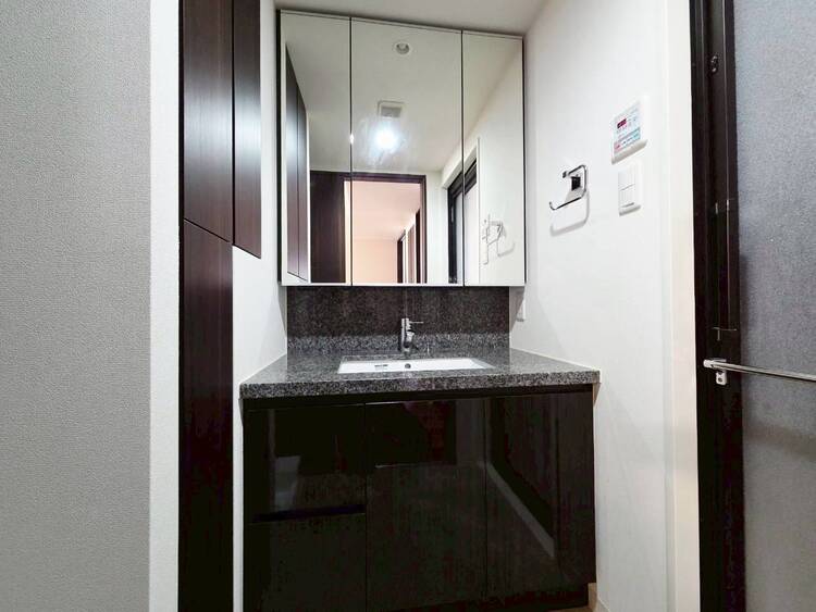 その他 清潔感を感じられる洗面化粧台。