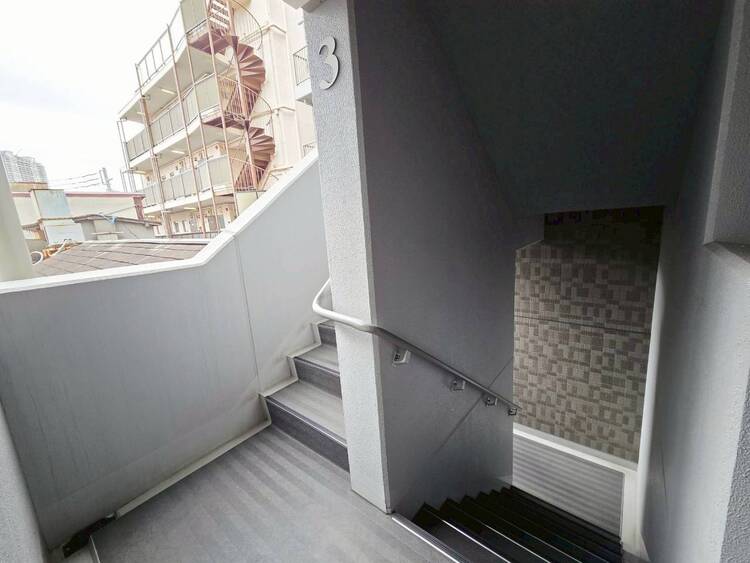 その他 共用部の階段です。明るく清潔に管理されています。