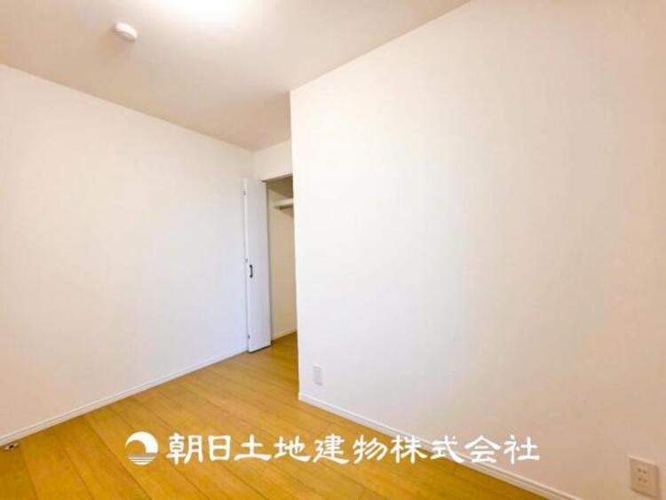 内装 【居室】爽やかな空間演出とセンス良く纏められた室内は良質な寛ぎ空間。そこで暮らす大切な人達のことを考え造りこんだ空間は日々の生活に安らぎを与えてくれます。