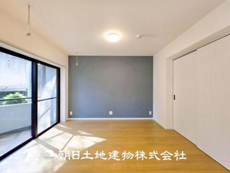 居間 【リビング】1日の中で最も長い時間を過ごすことになるリビングだからこそ、いつも笑顔があふれる空間であるように。広々とした空間から幸せな未来を。