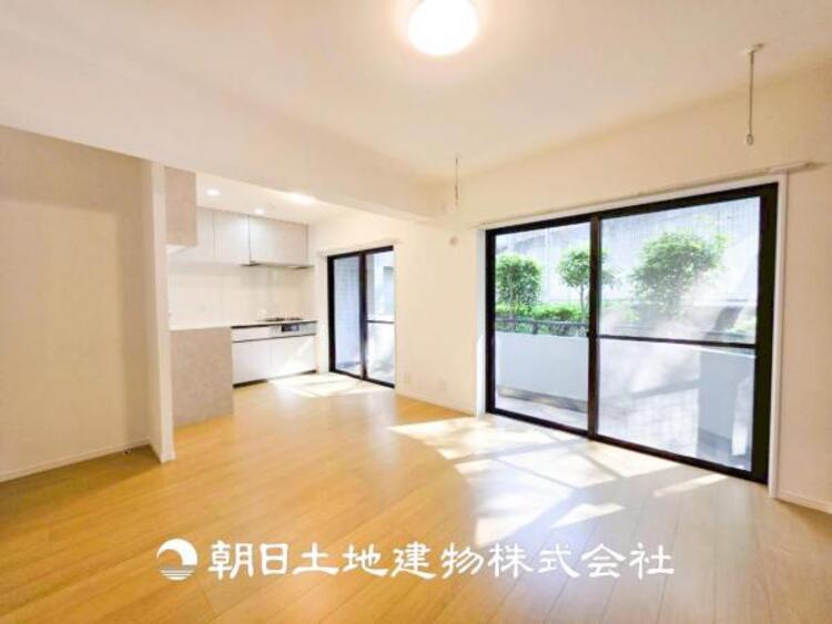 居間 【リビング】開放的で明るい空間が広がるLDK。リビングには暖かな太陽が降り注ぎ、爽やかな住空間です。お友達を呼んでお茶をしたり、一緒に料理を楽しみながら楽しい時間を。