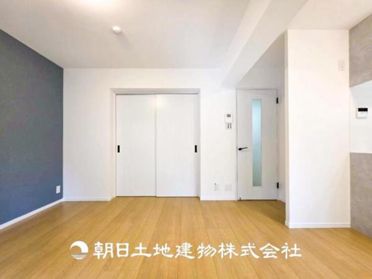 居間 【リビング】大切なご家族、招いた友人と過ごすひと時を溢れる光が優しく包み込む空間。大切な人とともに、心穏やかに過ごすひととき。家族との時間、自分の時間を大切にできる空間を作りました。