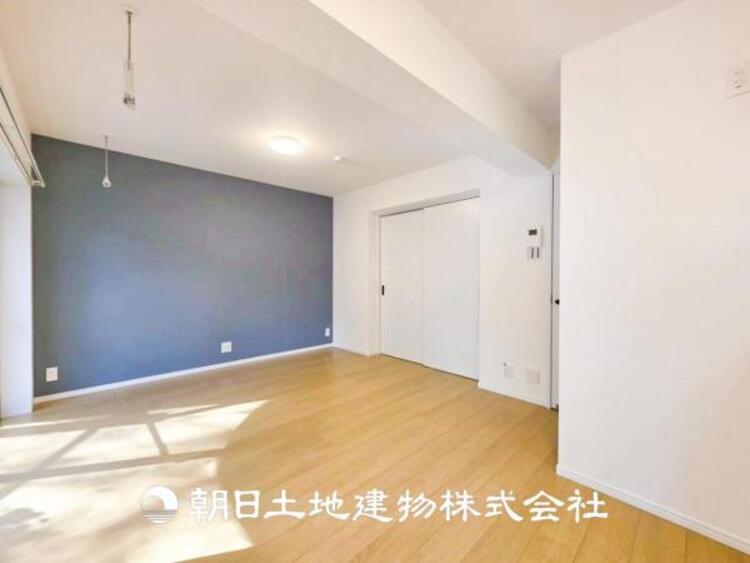 居間 【リビング】リビングにはみんなが集い、食事や楽しい会話が始まる。話に夢中になりすぎて、ついつい時を忘れてしまう。そんな束の間の幸せを感じさせてくれる場所。お子様の勉強スペースとしても活用できます。