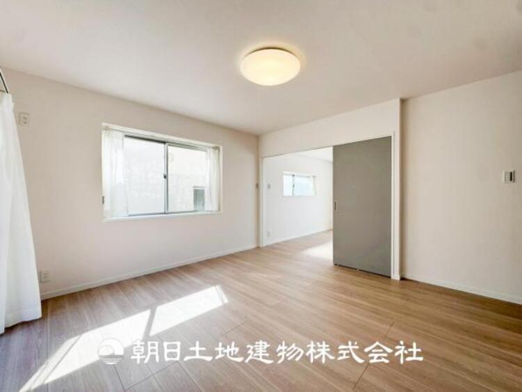 内装 【居室】爽やかな空間演出とセンス良く纏められた室内は良質な寛ぎ空間。そこで暮らす大切な人達のことを考え造りこんだ空間は日々の生活に安らぎを与えてくれます。