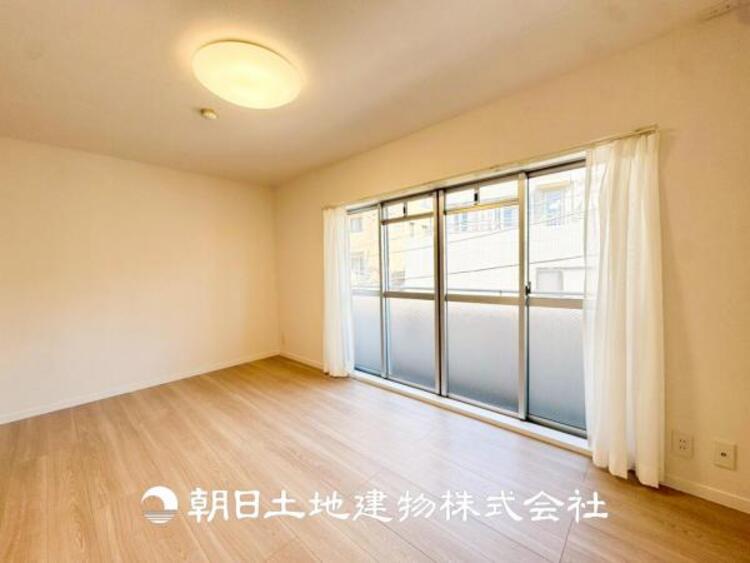 内装 【居室】大切なご家族、招いた友人と過ごす大切な時間を差し込む光が優しく包み込む空間。大切な人とともに、心穏やかに過ごすひとときを味わってください。