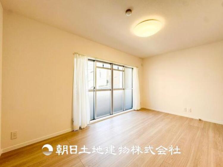 内装 【居室】人間の感性を育むプライベートルームはシンプルが１番だと思います。好みの空間で本を読んだり、音楽を聞いたりと、大切な一人の時間も充実したものにできます。